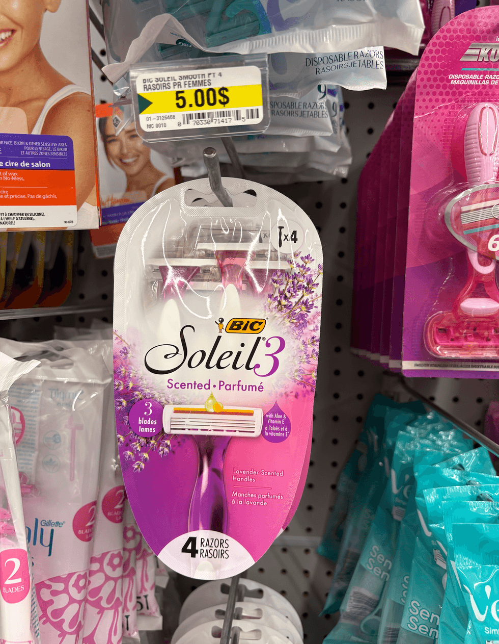 Paquet de quatre rasoirs Soleil 3 de BIC sur les \u00e9tag\u00e8res du Dollarama.