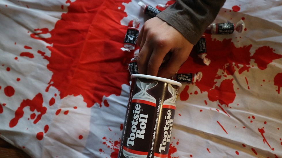 Paquet de Tootsie Roll sur un nappe d'Halloween.