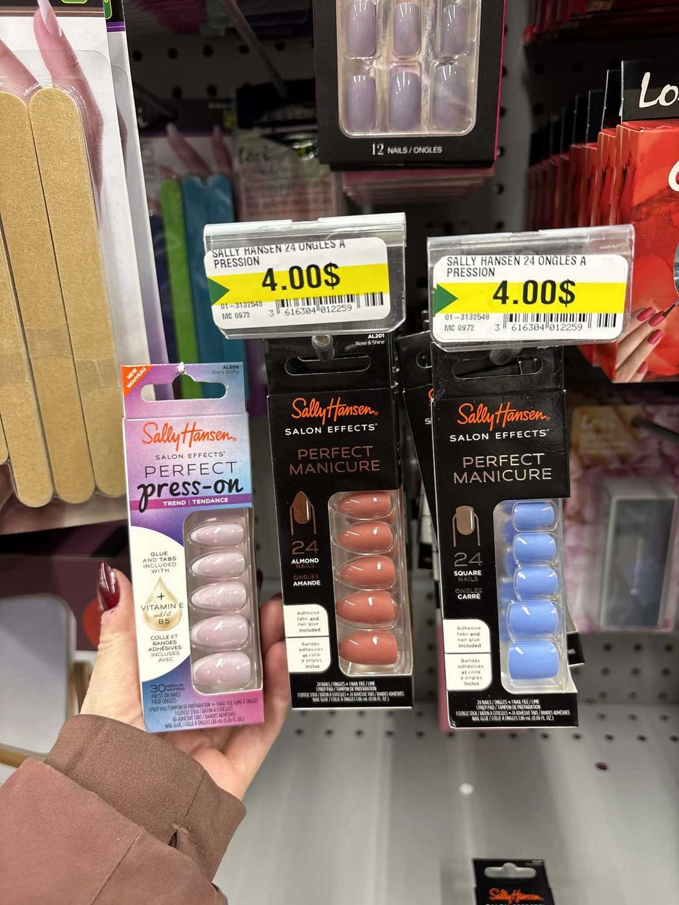 Paquets de 24 ongles \u00e0 pression Sally Hansen sur les tablettes du Dollarama.