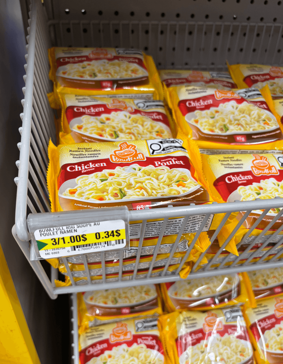 Paquets de nouilles instantan\u00e9s \u00e0 saveur de poulet.