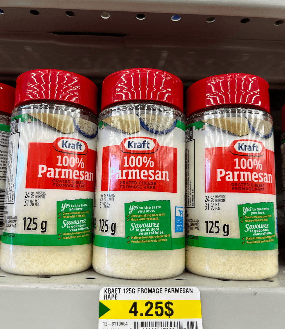 Parmesan r\u00e2p\u00e9 Kraft, vendu au Dollarama.