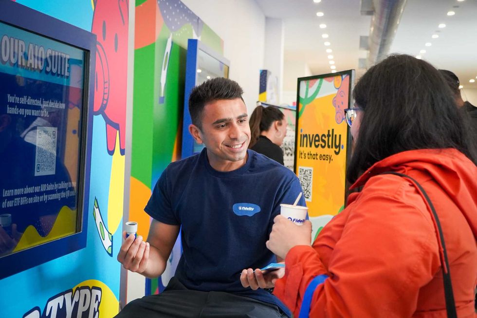 Participant \u00e9changeant avec une ambassadrice au pop-up Fidelity.