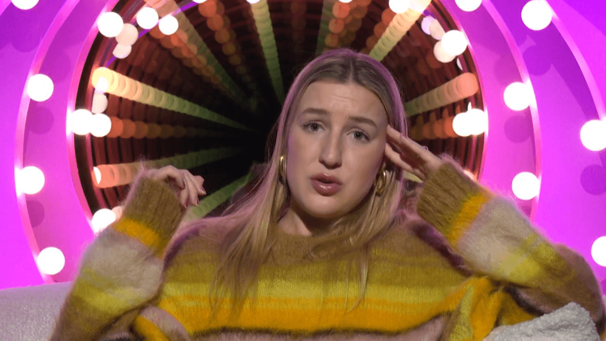 Pascale de Blois dans le confessional qui est visiblement confuse.