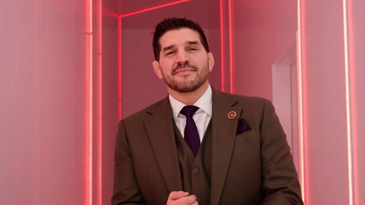 Patrick Côté sur un fond de néons rouges à sa sortie de Big Brother Célébrités.