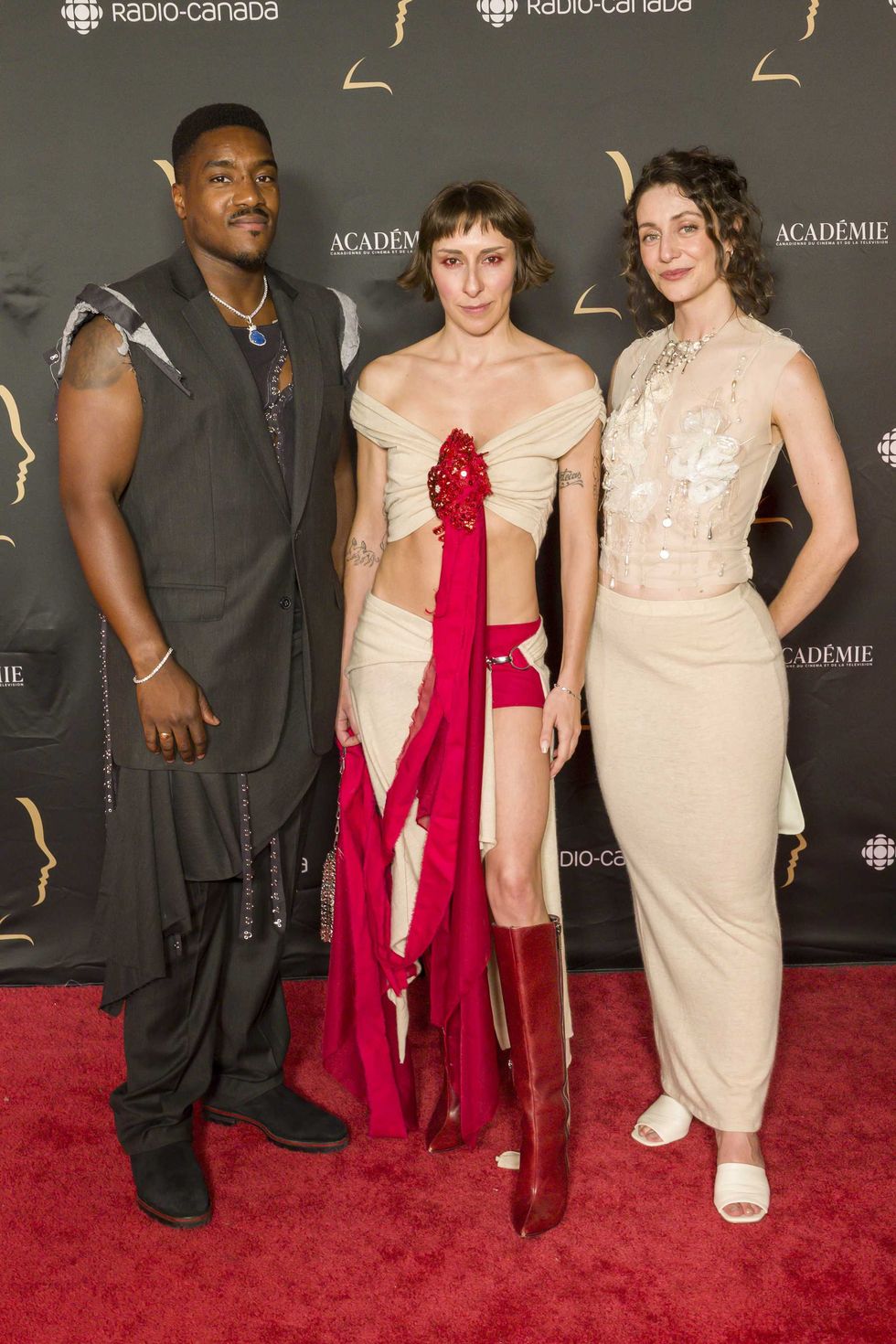 Patrick Emmanuel Abellard, Cassandre Brillant et \u00c9lodie Grenier sur le tapis rouge des prix G\u00e9meaux.