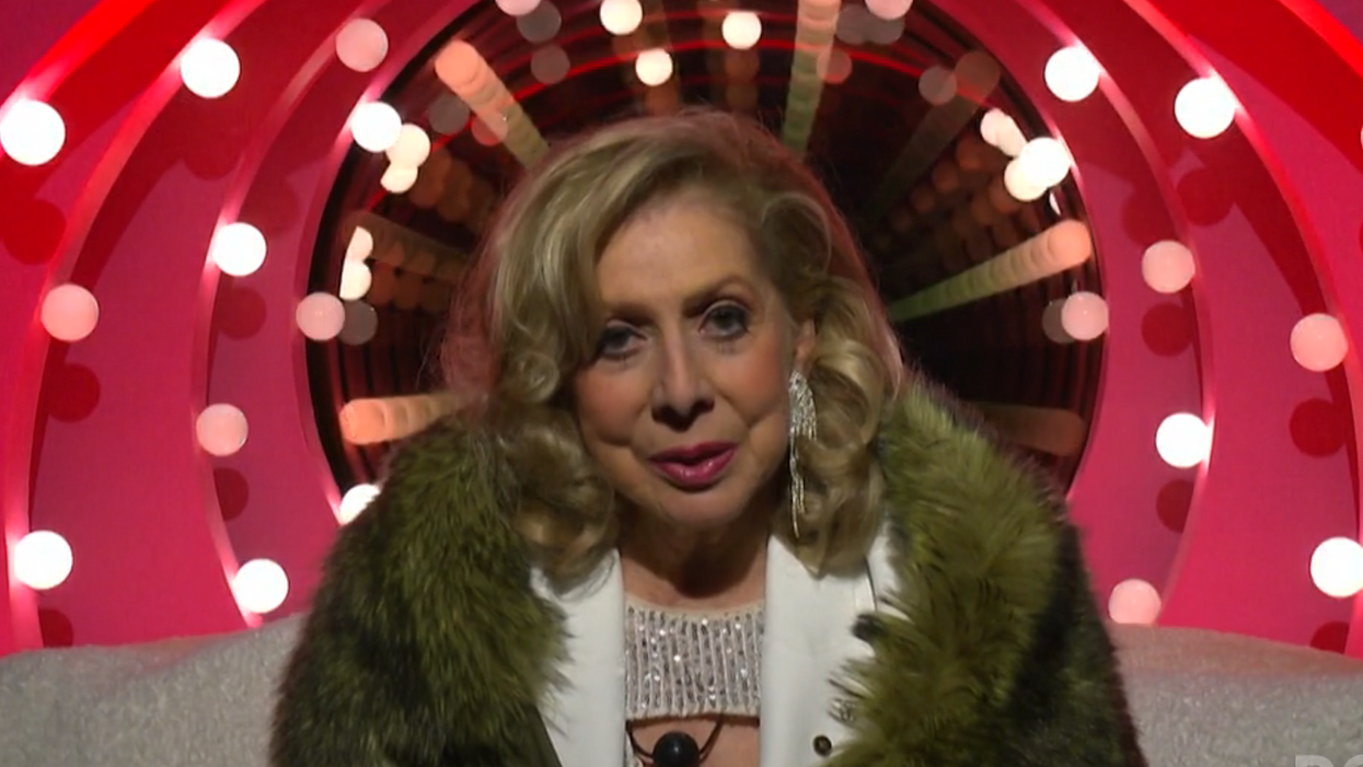 Patsy Gallant devant un fond rouge dans le confessionnal de Big Brother Célébrités.