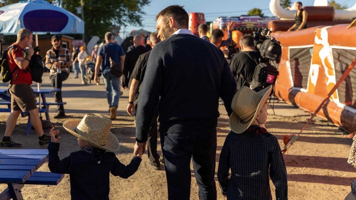 Paul St-Pierre Plamondon avec deux de ses enfants.