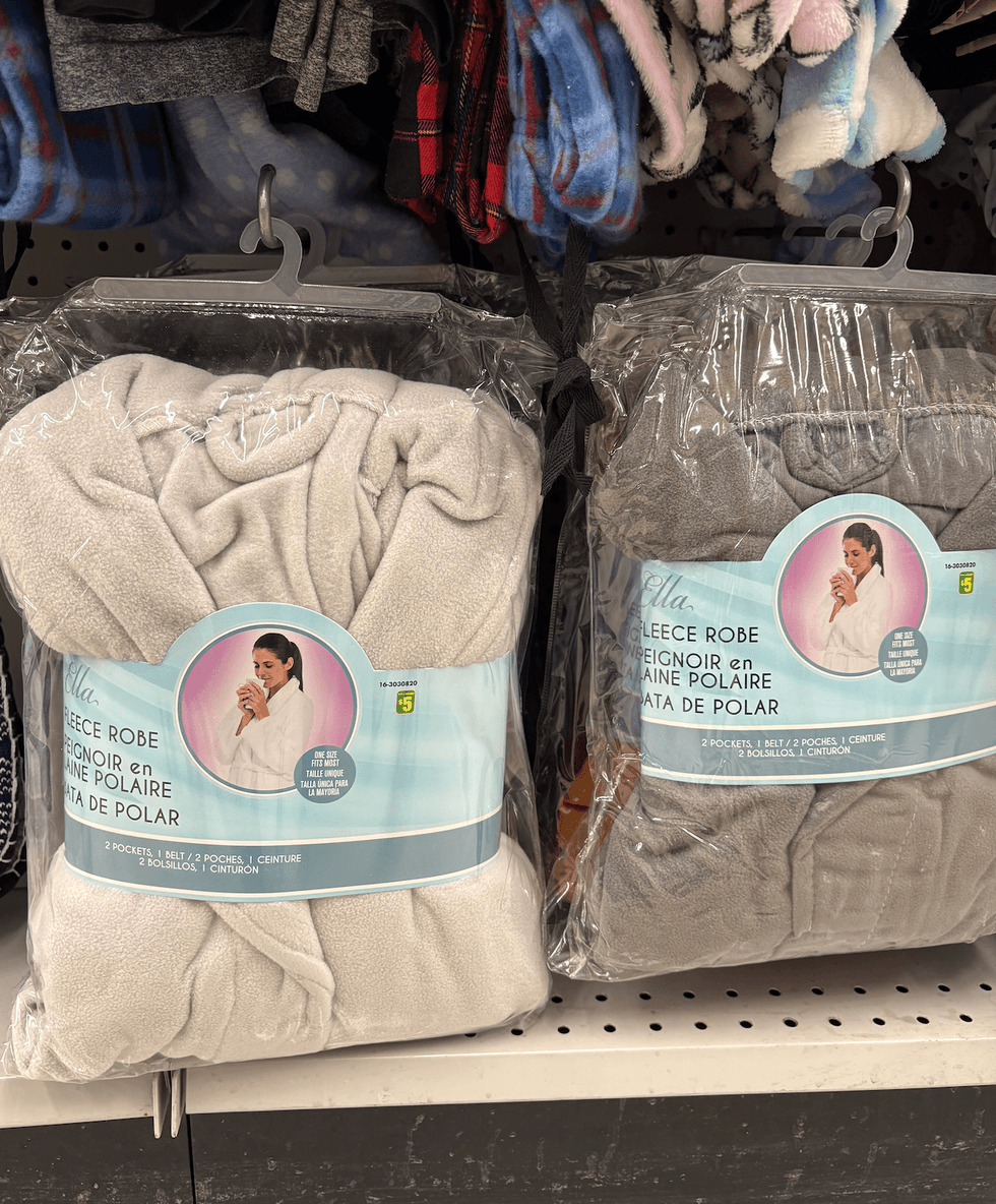Peignoirs en laine polaire en vente sur les tablettes du Dollarama.