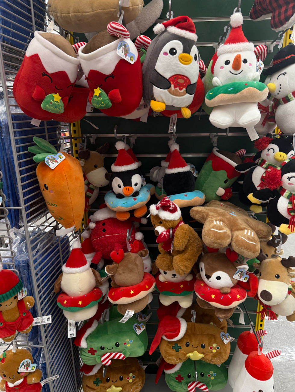 Peluches de No\u00ebl en forme de pingouin, bonhomme de neige, renne et autres personnages festifs vendues au Dollarama.