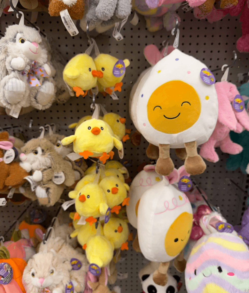 Peluches de poussins et d\u2019\u0153ufs d\u00e9coratifs suspendues chez Dollarama.