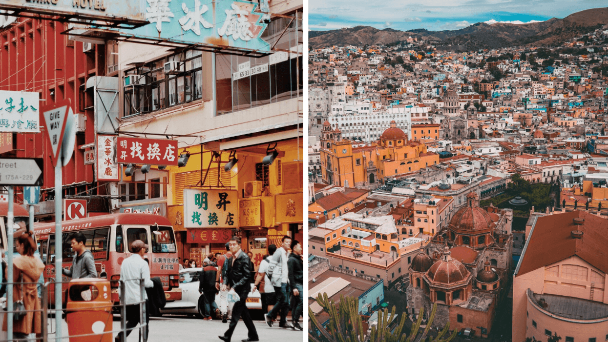 People walking in a busy Hong Kong neighbourhood. Droite : Aerial view of a Mexican city.
