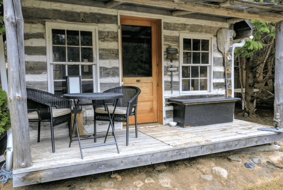 Perron de la cabane.