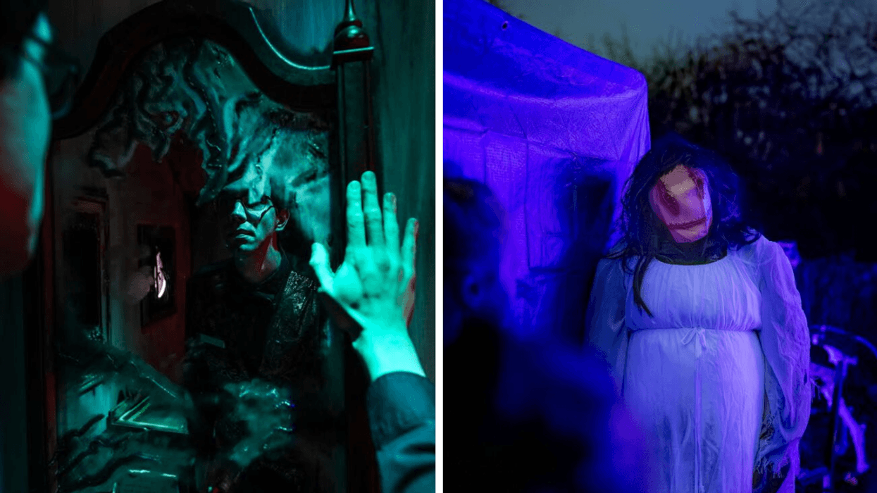Personnage inquiétant devant un miroir. Droite : Créature terrifiante vêtue de blanc dans un parcours hanté d'Halloween.