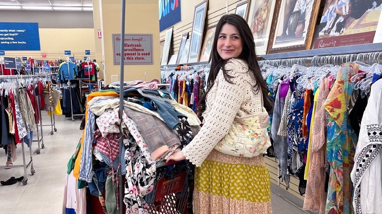 Personne avec panier à linges rempli au village des valeurs