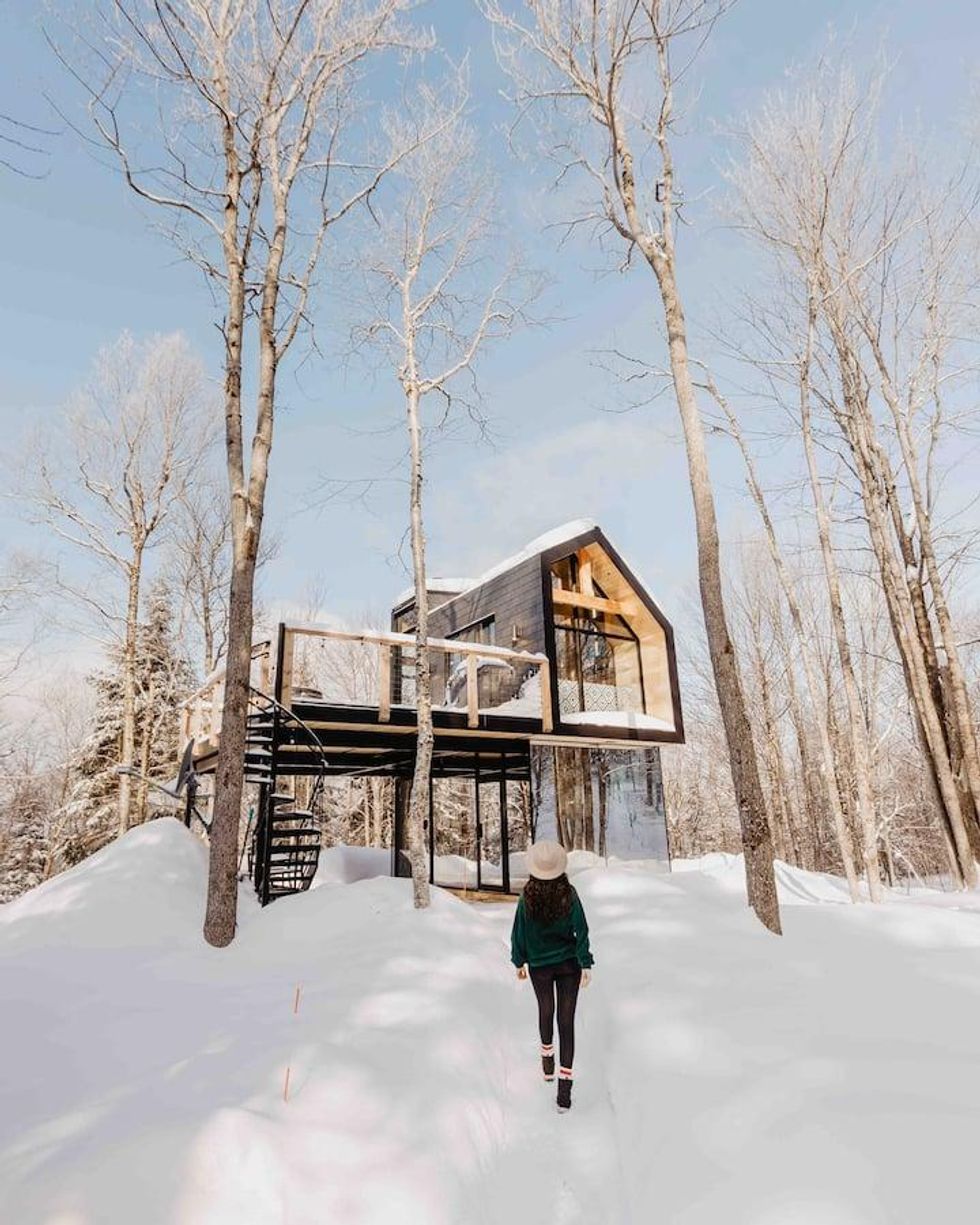 Personne devant le Airbnb Le Hygge \u00e0 Lac-Beauport.