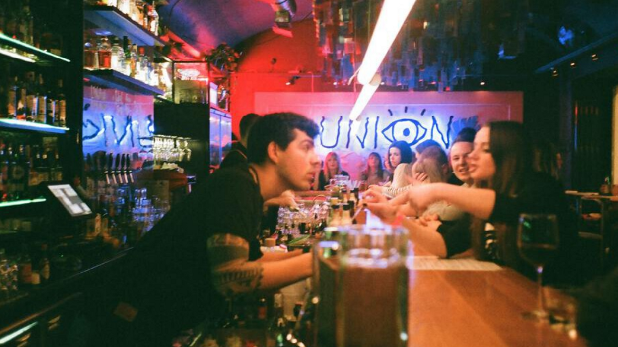 Personnes dans un bar.