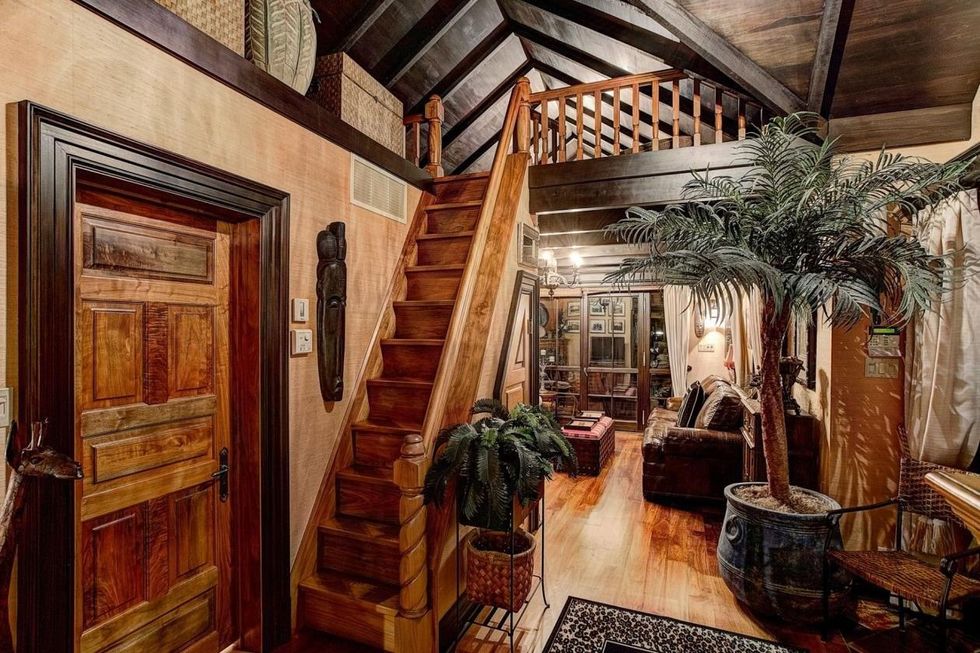Petit escalier rustique dans un salon chaleureux.