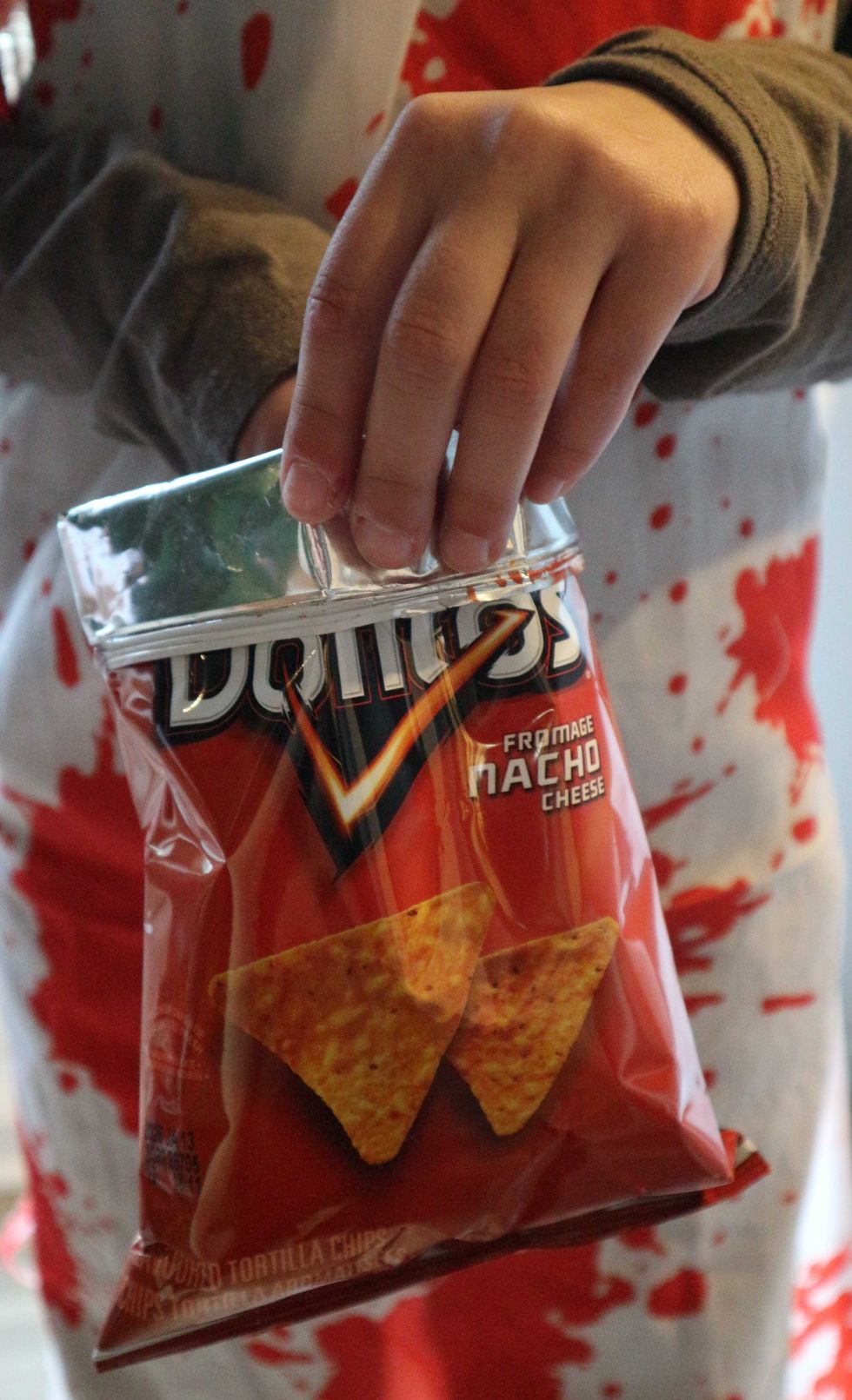 Petit sac de Doritos dans les mains d'un enfant.