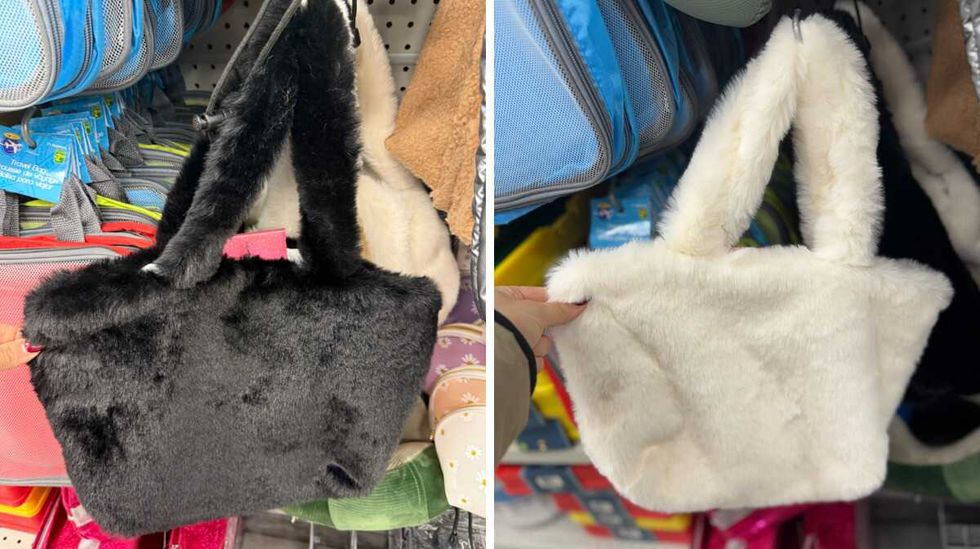 Petit sac \u00e0 main en fausse fourrure offert en noir et en cr\u00e8me chez Dollarama.