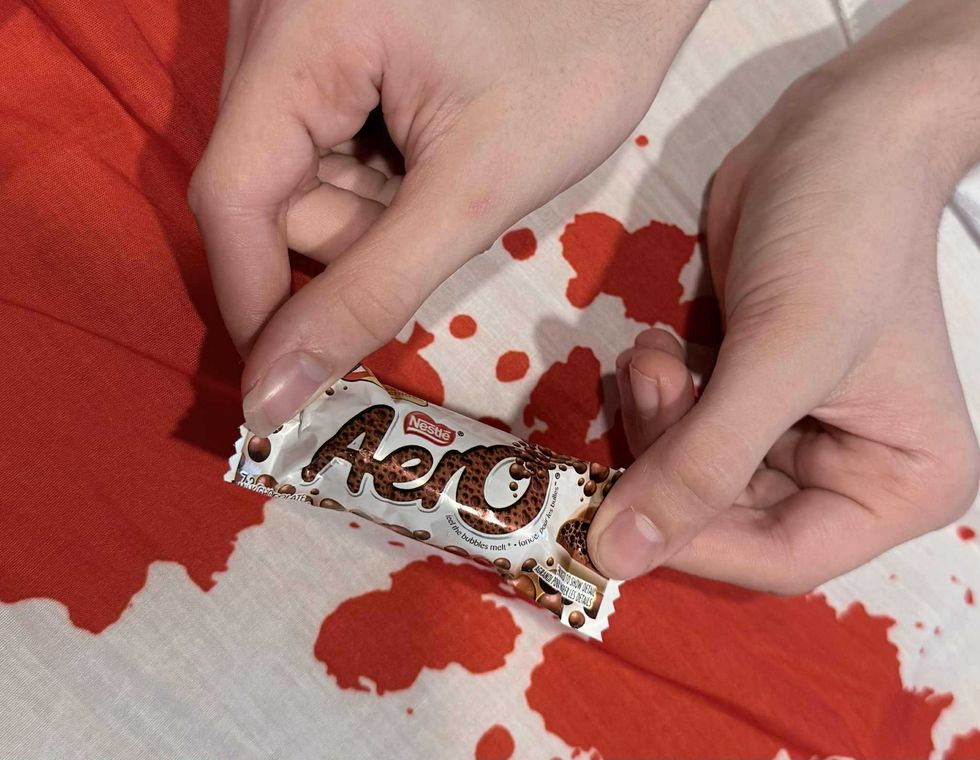 Petite barre de chocolat Aero dans les mains d'un enfant.