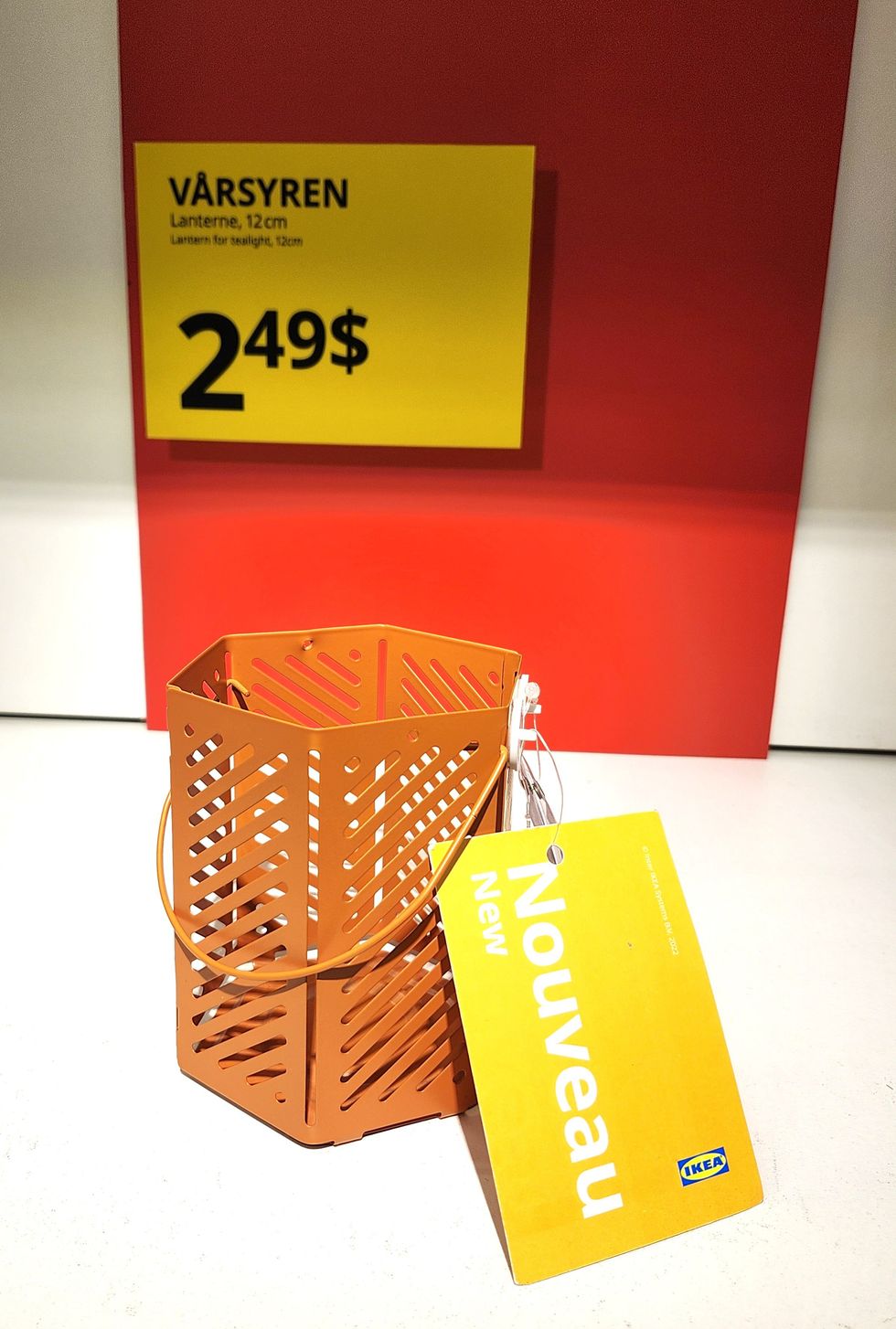 Petite lanterne d\u00e9corative orange.