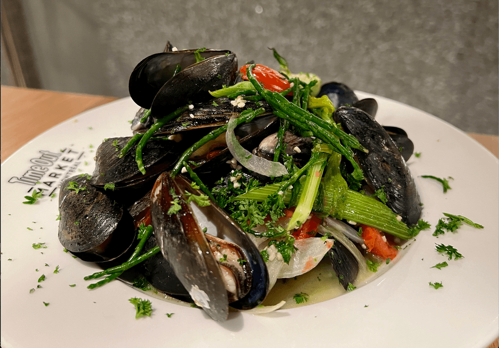 Photo d'un plat de moules \u00e0 la marini\u00e8re du resto Climats.
