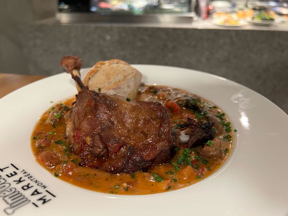 Photo de la cuisse de canard confite dans sa sauce sofrito \u00e0 l'espagnole du resto Climats.