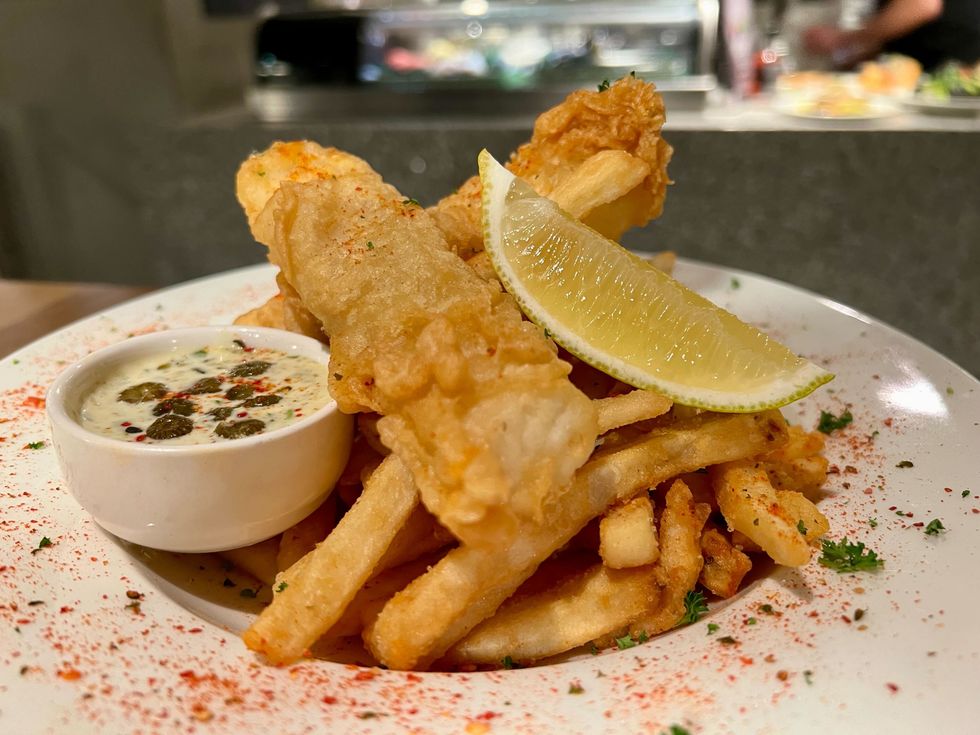 Photo du fish & chips avec des frites et une sauce tartare du resto Climats.