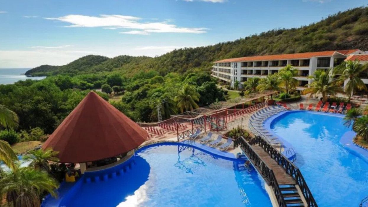 Piscine de l'hôtel Club Amigo Marea del Portillo à Cuba donnant une vue sur les montagnes.