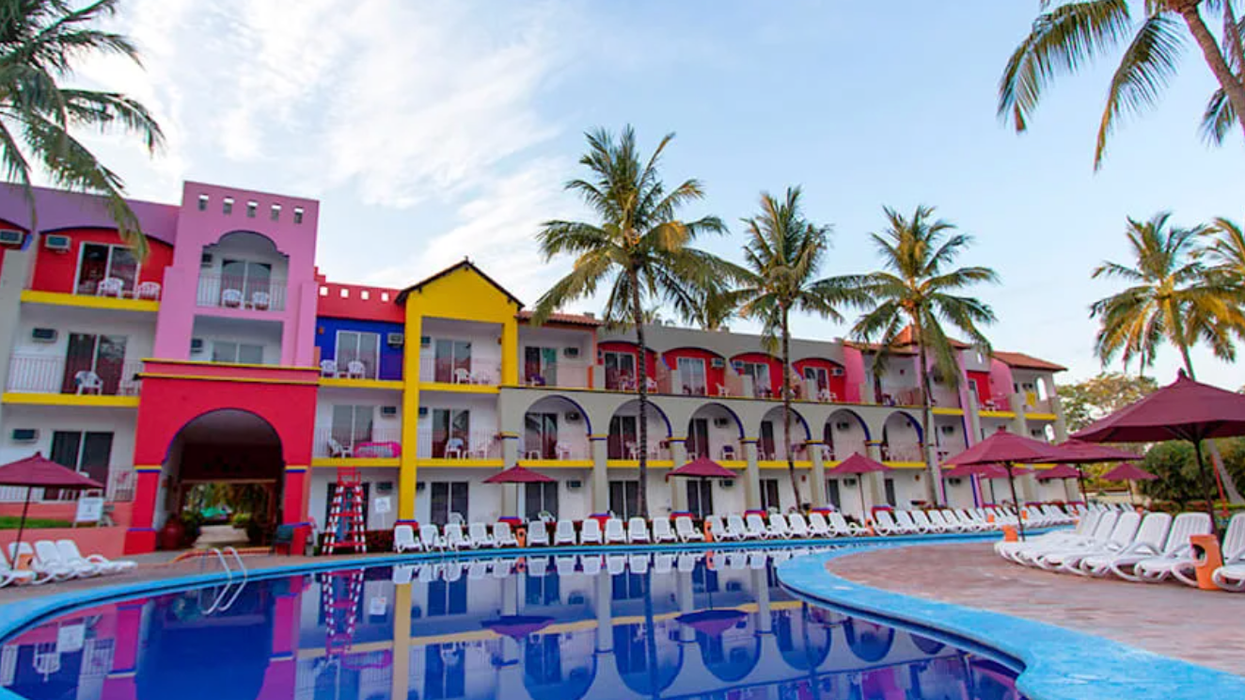 Piscine entourée de bâtiments colorés au Grand Decameron Complex à Riviera Nayarit.