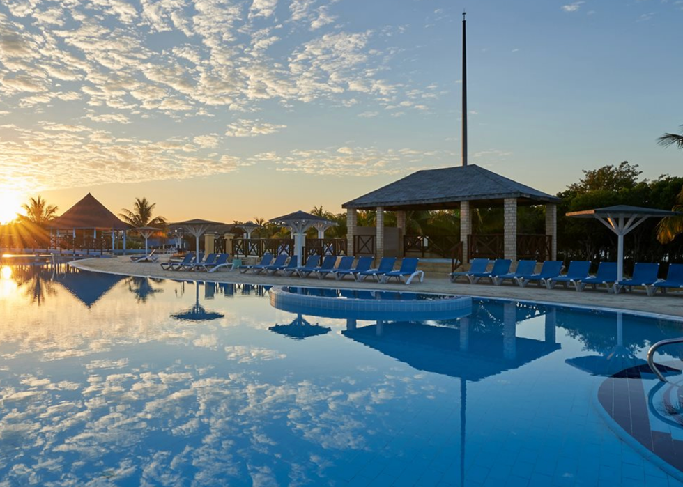 Piscine principale de l'h\u00f4tel Aston Costa Verde \u00e0 Holgu\u00edn, Cuba.