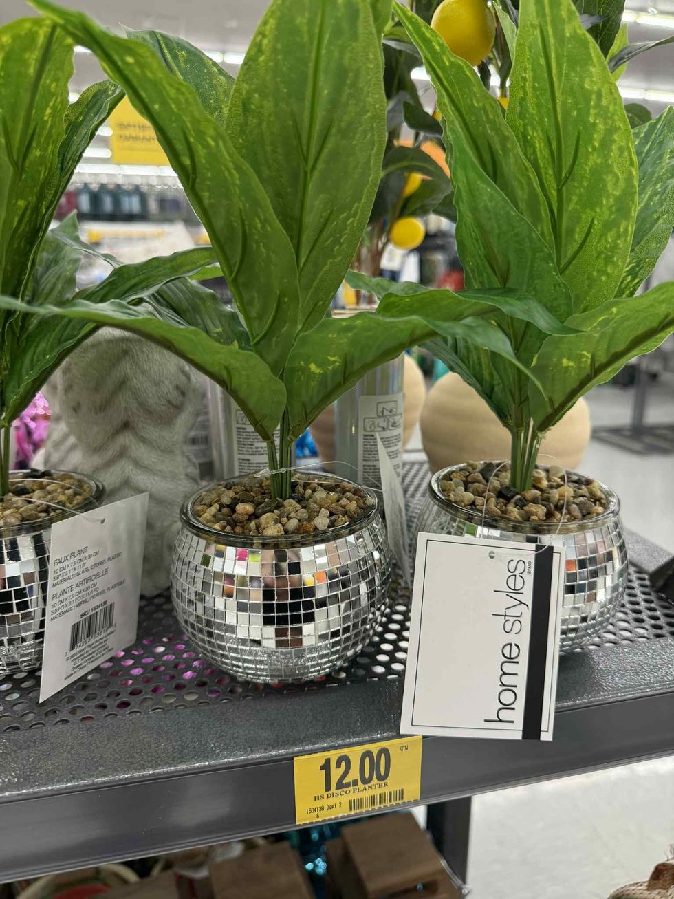 Plante artificielle dans un cache-pot en boule disco en vente pour 12 $ chez Tigre G\u00e9ant.