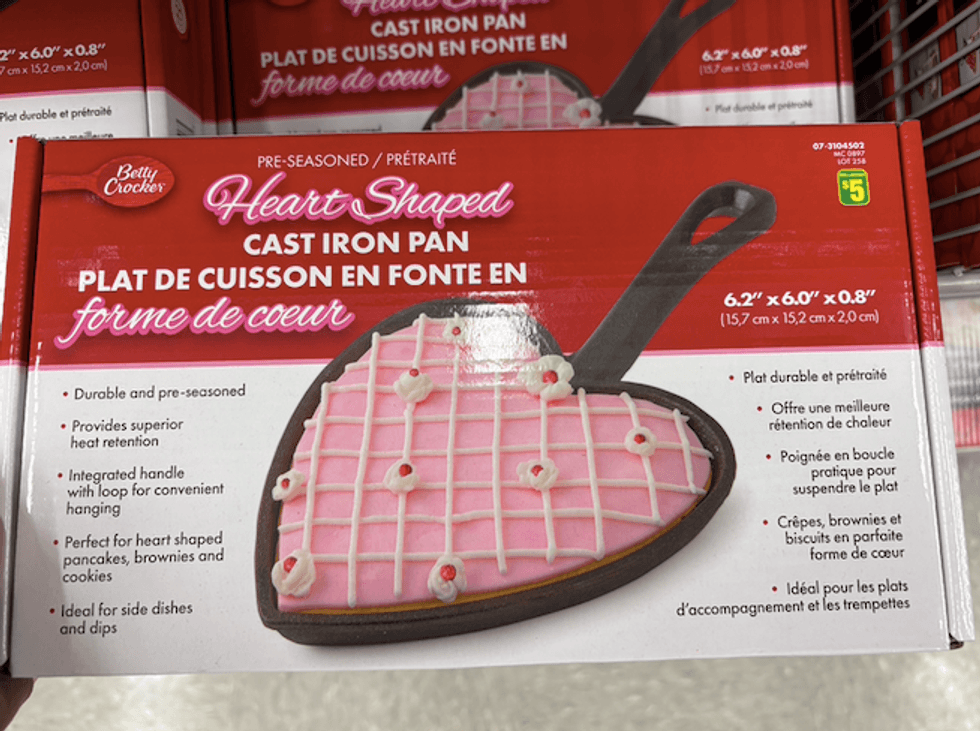 Plat de cuisson en fonte en forme de coeur dans son emballage au Dollarama.