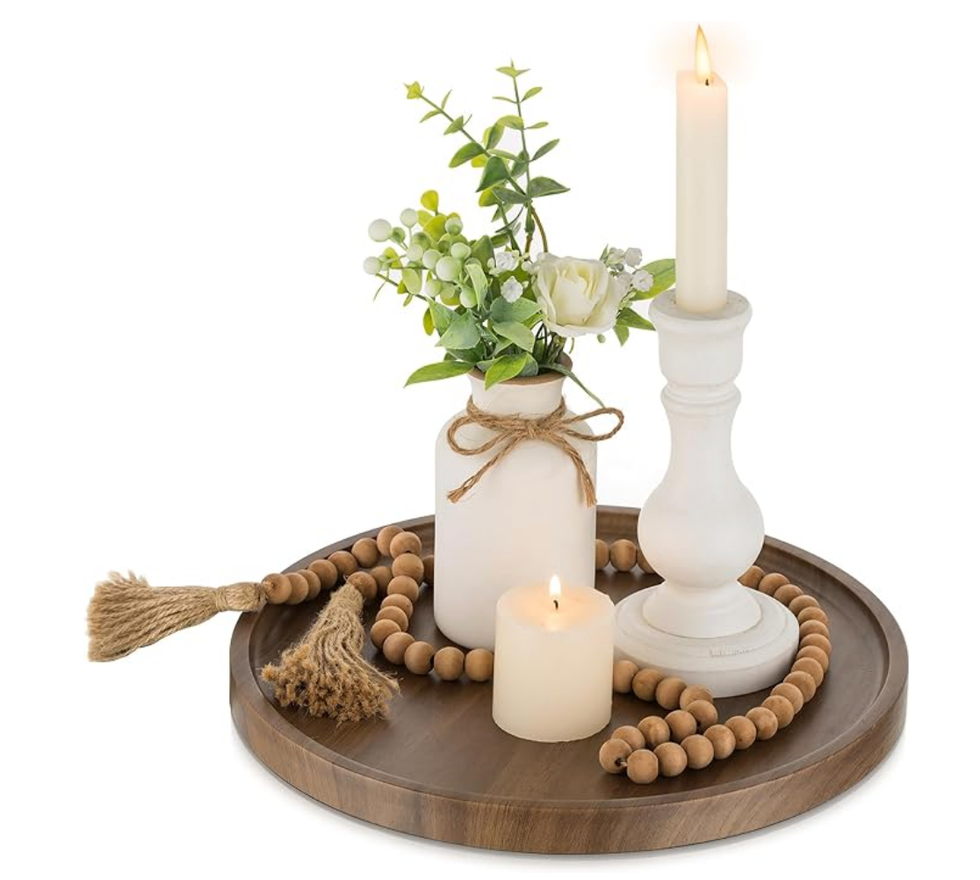 Plateau d\u00e9coratif rond en bois.