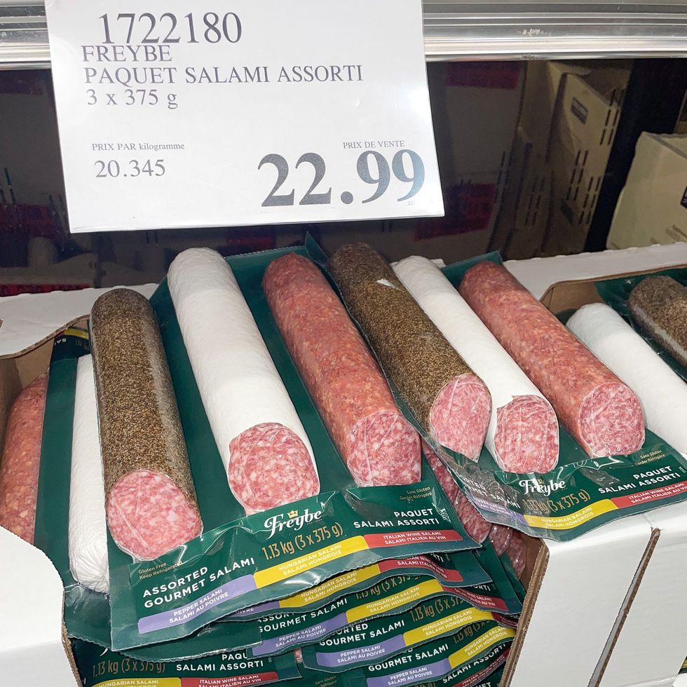 Plusieurs emballages de 3 salami dans des bo\u00eetes, au Costco.