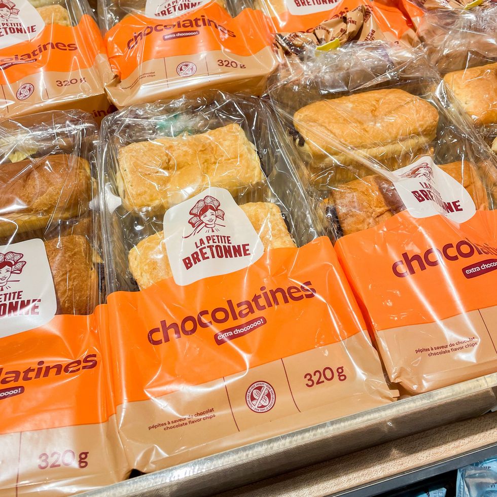 Plusieurs emballages de chocolatines.
