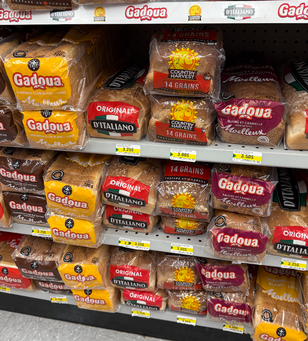 Plusieurs marques de pain tranch\u00e9 sur les tablettes du Dollarama.