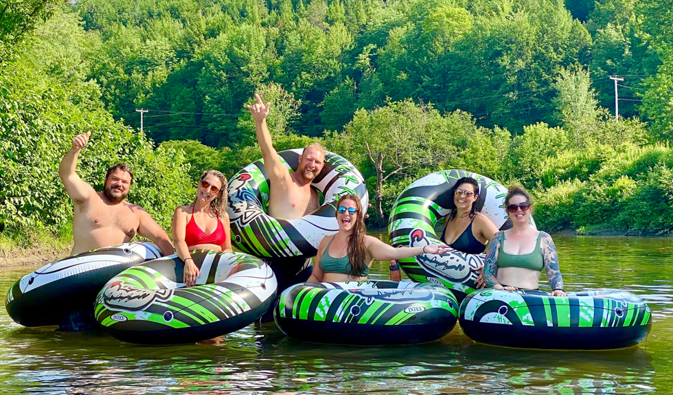 Plusieurs personnes et leurs tubes \u00e0 \u200bStation O'kataventures.