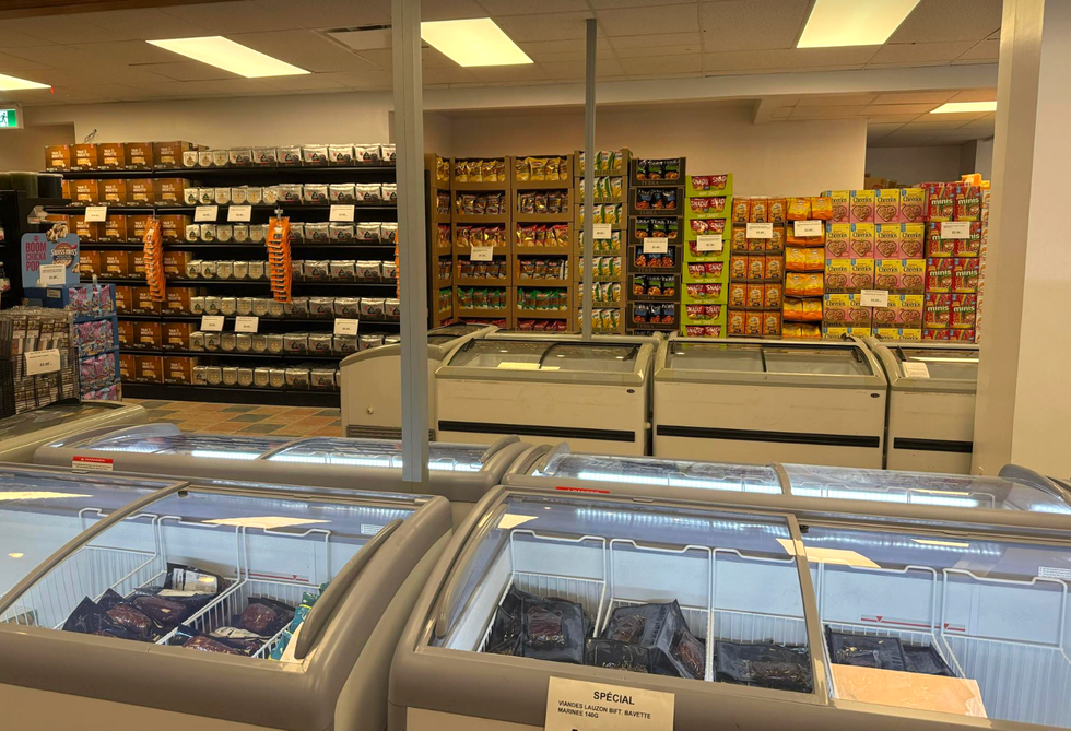 Plusieurs pi\u00e8ces de viande \u00e0 l'\u00e9picerie Liquidation Marie.