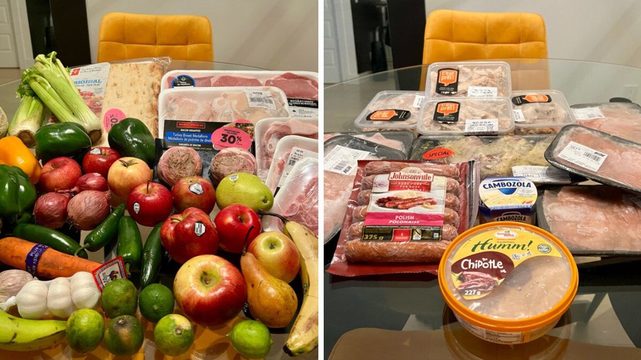 Plusieurs produits d'épicerie (viande, pain, fruits et légumes) étalés sur une table. Droite : Plusieurs produits d'épicerie (viandes, fromage et hummus) étalés sur une table.
