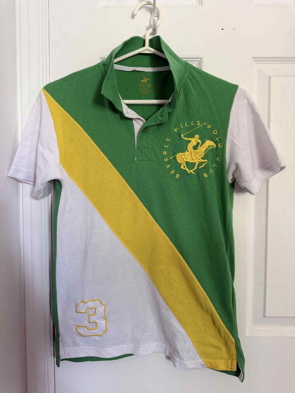 Polo vert, jaune et blanc de la marque Beverly Hills Polo Club.