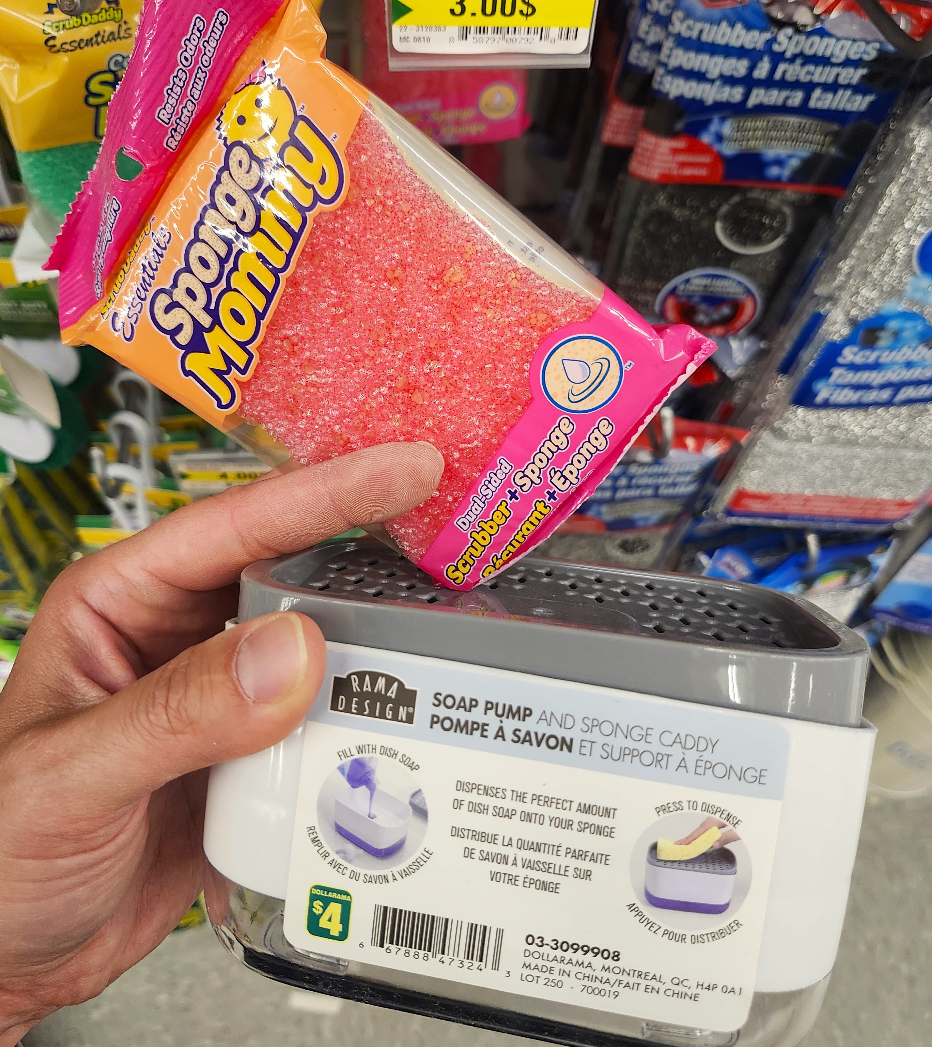 Pompe \u00e0 savon et \u00e9ponge \u00e0 vaisselle dans le magasin Dollarama.