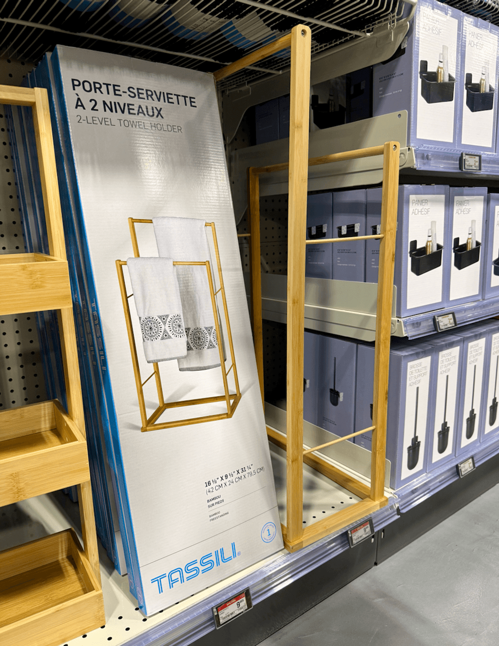 Porte-serviette en bambou \u00e0 deux niveaux pr\u00e9sent\u00e9 en magasin Canac.