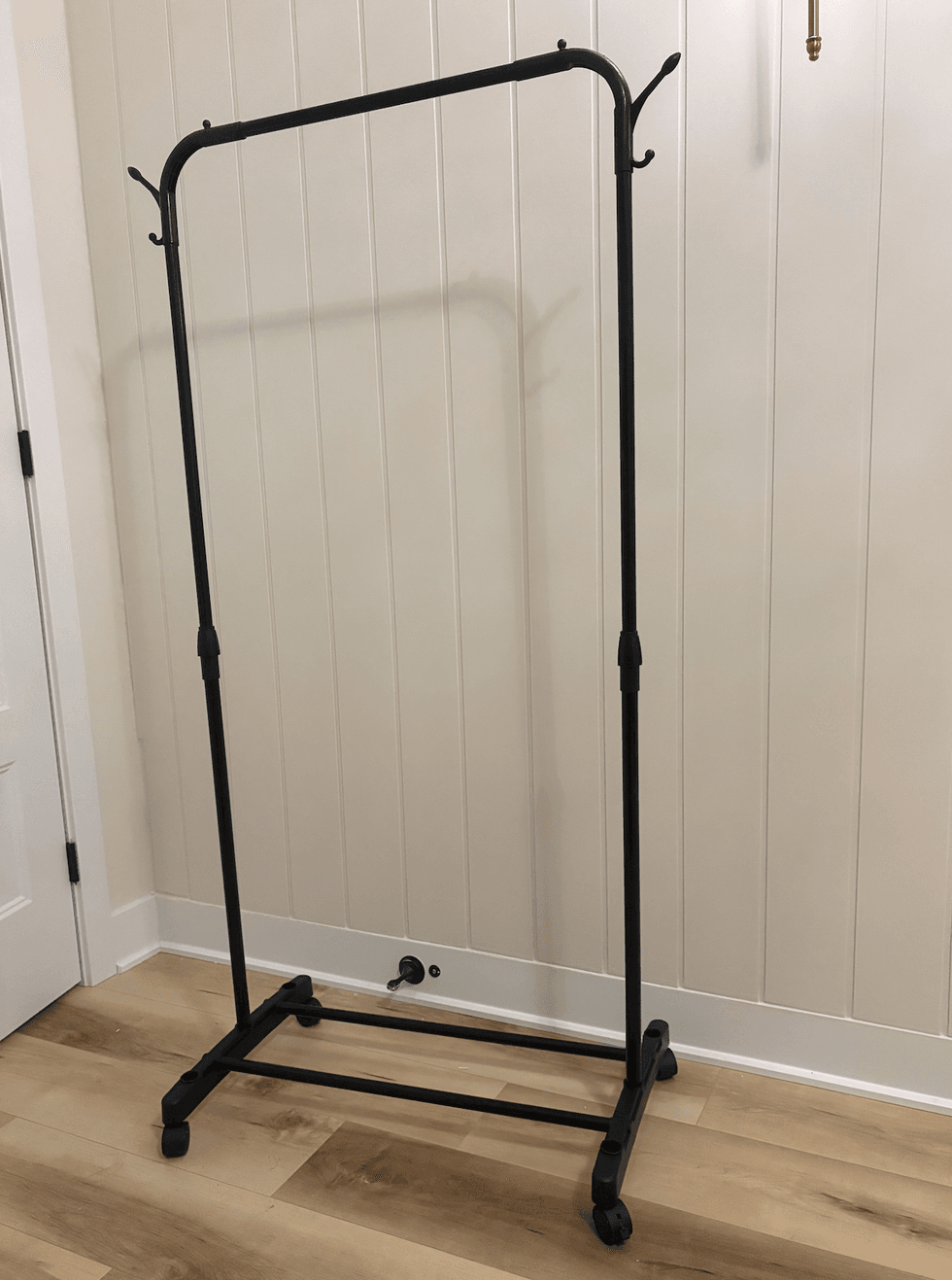 Porte-v\u00eatement mobile dans une chambre.