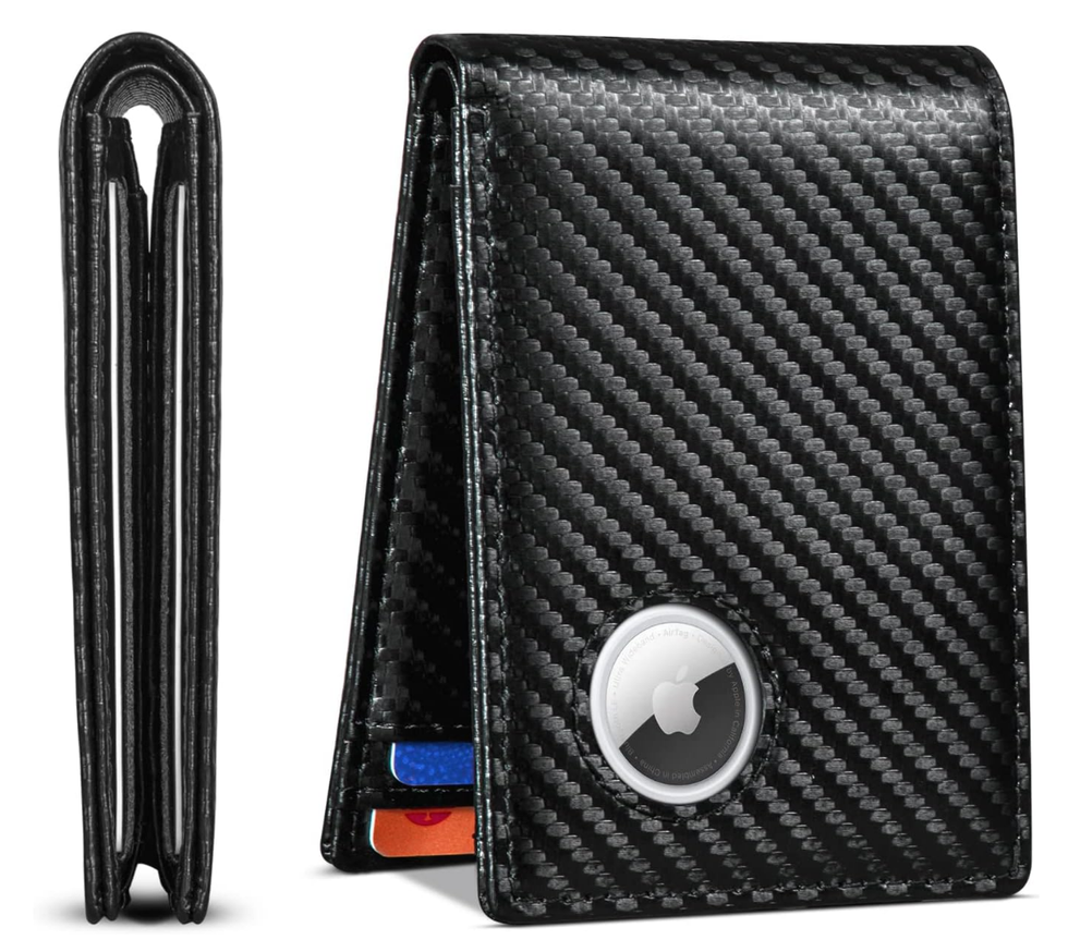 Portefeuille noir avec AirTag vu de c\u00f4t\u00e9 et de devant sur fond blanc.