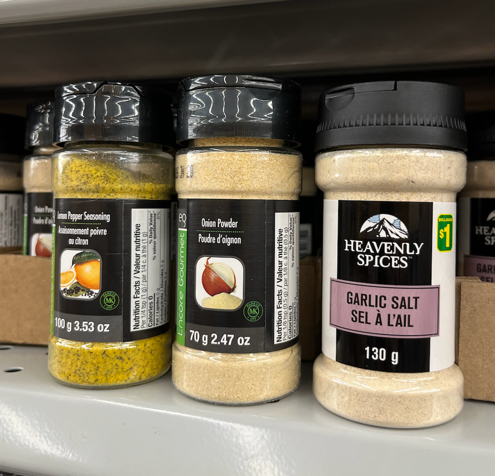 Pot d'assaisonnement poivre au citron, de poudre d'oignon et de sel \u00e0 l'ail sur les tablettes du Dollarama.