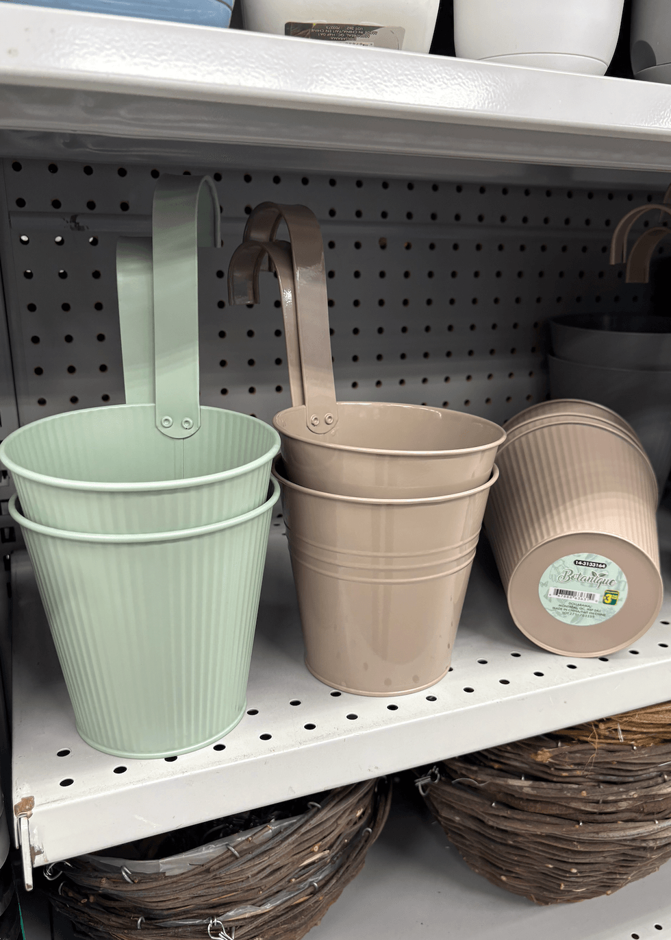 Pot de fleur \u00e0 suspendre sur les tablettes du Dollarama.