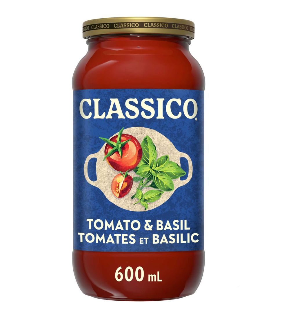 Pot de sauce tomates et basilic sur fond blanc.