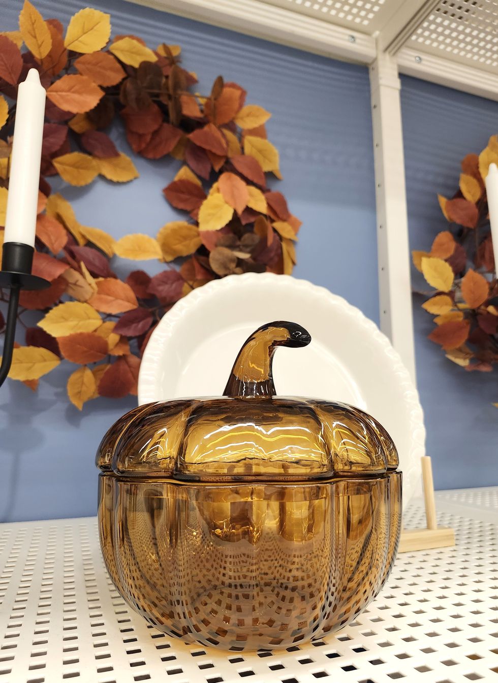 Pot en verre avec couvercle en forme de citrouille.