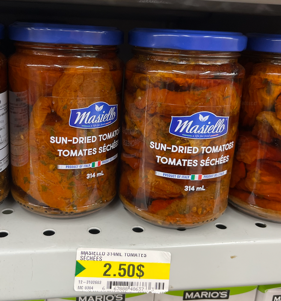 Pot en verre de tomates s\u00e9ch\u00e9es dans l'huile sur une tablette du Dollarama.